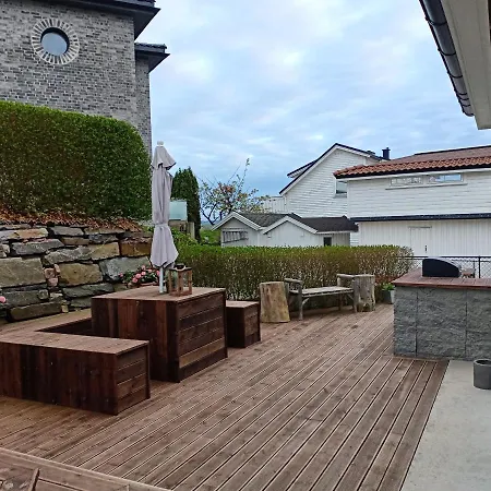 Sentral Sorlandsidyll Med Boblebad Og Hjemmekino Holiday home *
