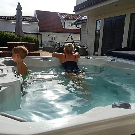 Sentral Sorlandsidyll Med Boblebad Og Hjemmekino Holiday home *