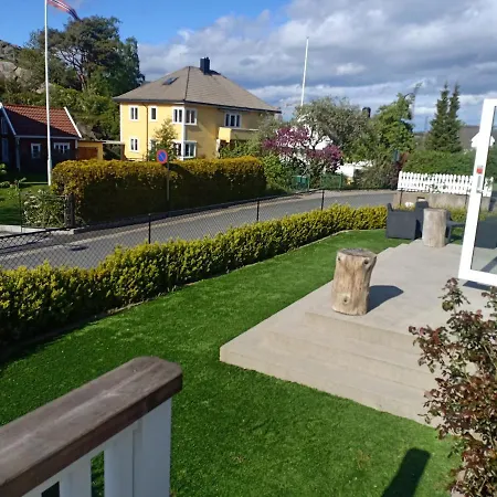 Sentral Sorlandsidyll Med Boblebad Og Hjemmekino Holiday home