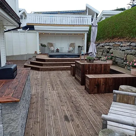 Sentral Sorlandsidyll Med Boblebad Og Hjemmekino Holiday home *