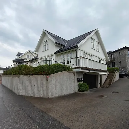 Sentral Sorlandsidyll Med Boblebad Og Hjemmekino Kristiansand